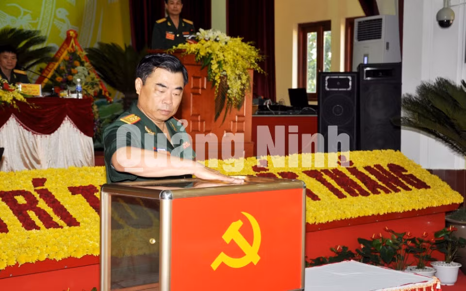 Kiểm tra hòm phiếu trước bầu cử.