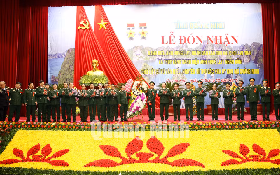 Các tướng lĩnh của Quân đội tặng hoa cho LLVT tỉnh tại buổi lễ