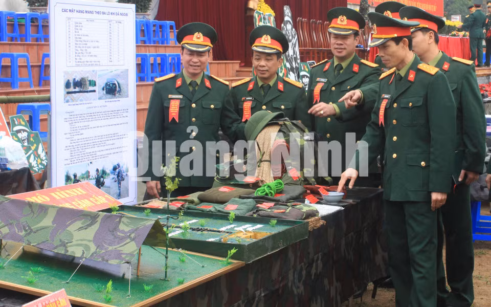 Đại biểu tham dự Đại hội tham quan mô hình hậu cần tại Đại hội. Ảnh: Bộ CHQS tỉnh