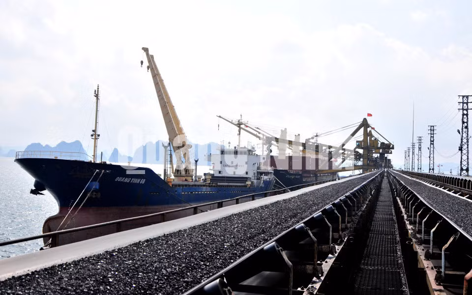 Hệ thống dây chuyền, thiết bị bốc rót, phục vụ tiêu thụ than tại Cảng Cẩm Phả (3-2020). Ảnh: Mạnh Trường