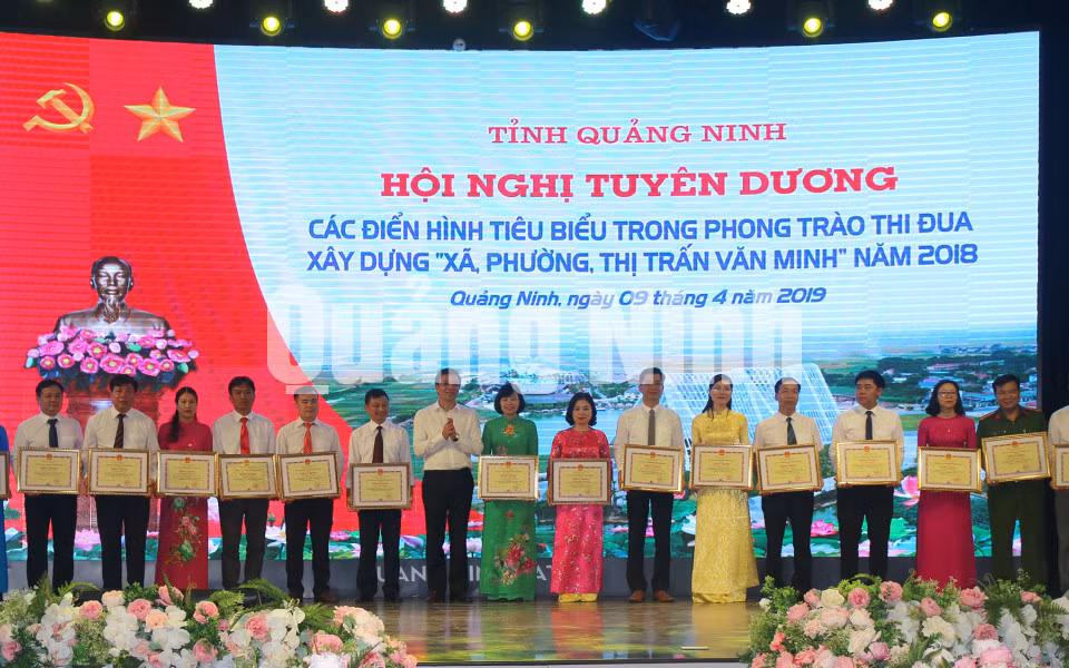UBND tỉnh tuyên dương, khen thưởng các cá nhân có đóng góp tích cực và thành tích xuất sắc trong phong trào thi đua xây dựng Xã, phường, thị trấn văn minh năm 2018 (4-2019). Ảnh: Minh Hà