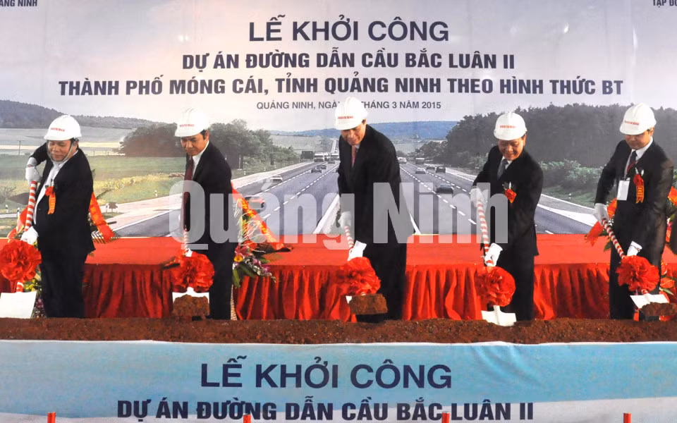Sáng 15-3-2015, tại khu I, phường Hải Hòa (TP Móng Cái), UBND tỉnh phối hợp với Tập đoàn đầu tư phát triển An Đắc tổ chức khởi công Dự án đường dẫn cầu Bắc Luân II. Ảnh: Thái Cảnh