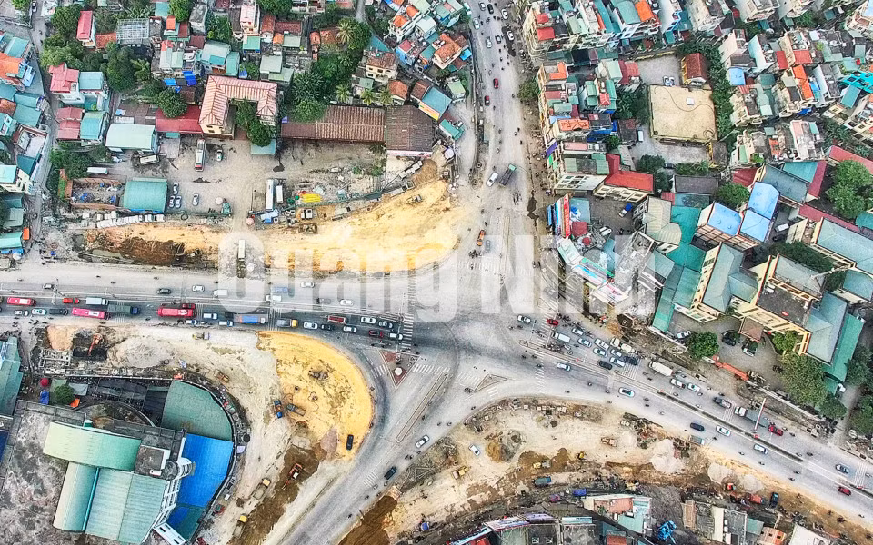 Để giải quyết hiện tượng ùn tắc cục bộ tại Ngã tư Loong Toòng, năm 2017 Hạ Long đã thực hiện cải tạo nút giao này, mở rộng các hướng nâng từ 2 làn xe lên 6 làn xe. Theo kế hoạch, dự án sẽ hoàn thành trong tháng 12/2017. Ảnh: Đỗ Phương