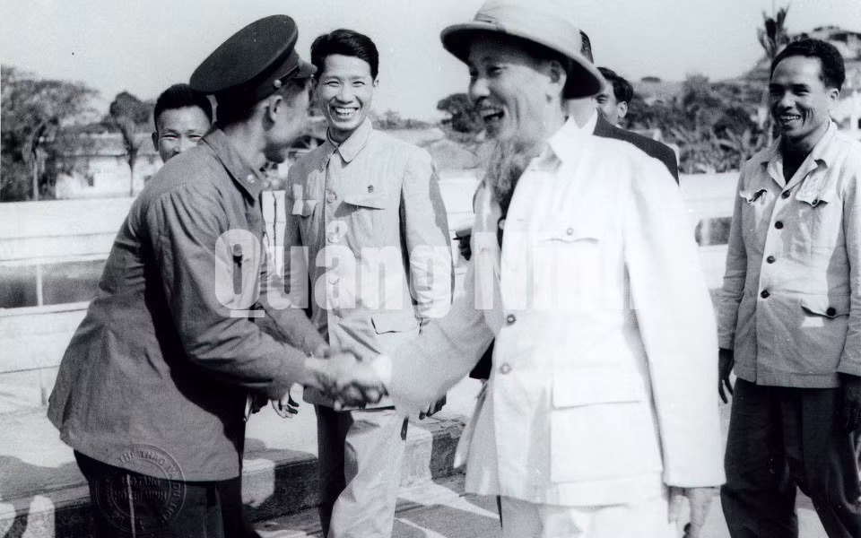 Chủ tịch Hồ Chí Minh bắt tay đồn trưởng Đồn Biên phòng Đông Hưng, Quảng Tây (Trung Quốc) khi Người đi qua cầu Bắc Luân sang thăm Đông Hưng.