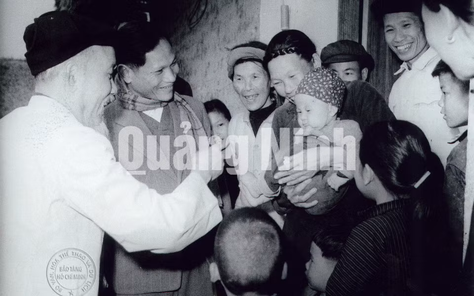 Chủ tịch Hồ Chí Minh chúc Tết gia đình ông bà Trần Mộc Sinh, dân tộc Hoa ở thôn Khe Cát, xã Minh Thành, huyện Yên Hưng (nay là TX Quảng Yên) (2-2-1965).
