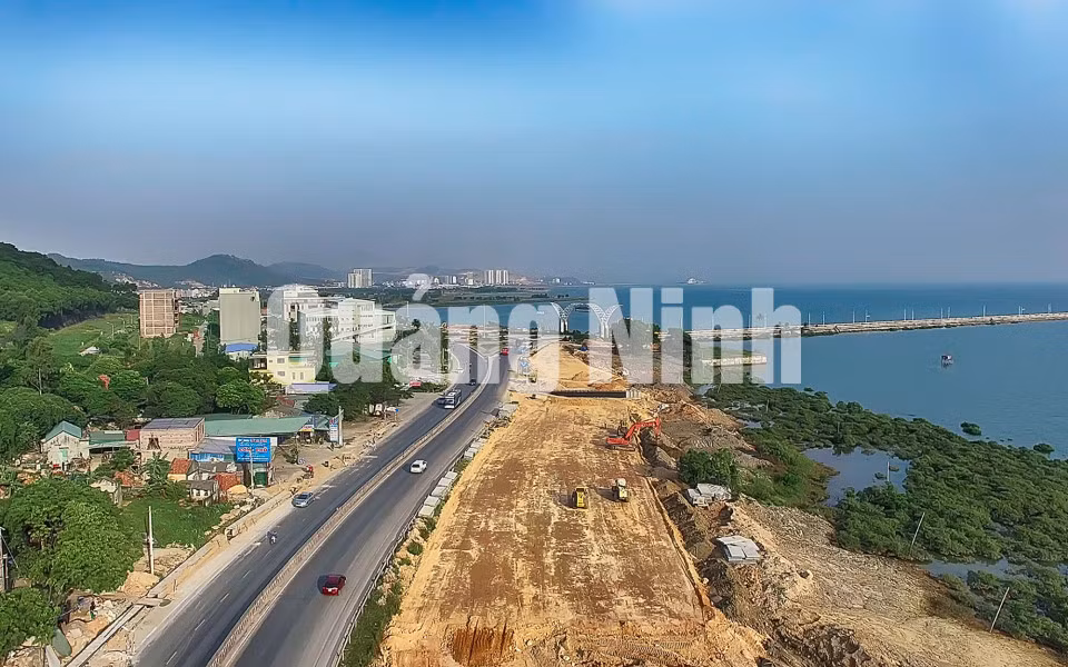 Để đón đầu tuyến cao tốc kết nối Hải Phòng - Hạ Long - Vân Đồn sẽ hoàn thành vào quý II/2018, TP Hạ Long đã đầu tư mở rộng QL18 từ 4 làn xe lên 10 làn xe, tổng mức đầu tư gần 400 tỷ đồng (điểm đầu nối tuyến cao tốc tại phường Đại Yên và điểm cuối sẽ kết nối với đường Hoàng Quốc Việt, phường Hùng Thắng). Ảnh: Đỗ Phương