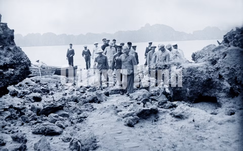 Chủ tịch Hồ Chí Minh thăm đảo Hòn Rồng trên Vịnh Hạ Long (31-3-1959).