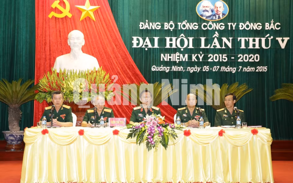 Đoàn Chủ tịch Đại hội.