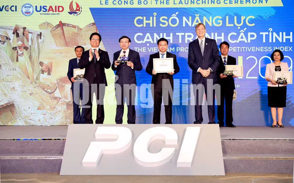 Tỉnh Quảng Ninh nhận cúp quán quân PCI năm 2019. Ảnh: Đỗ Phương