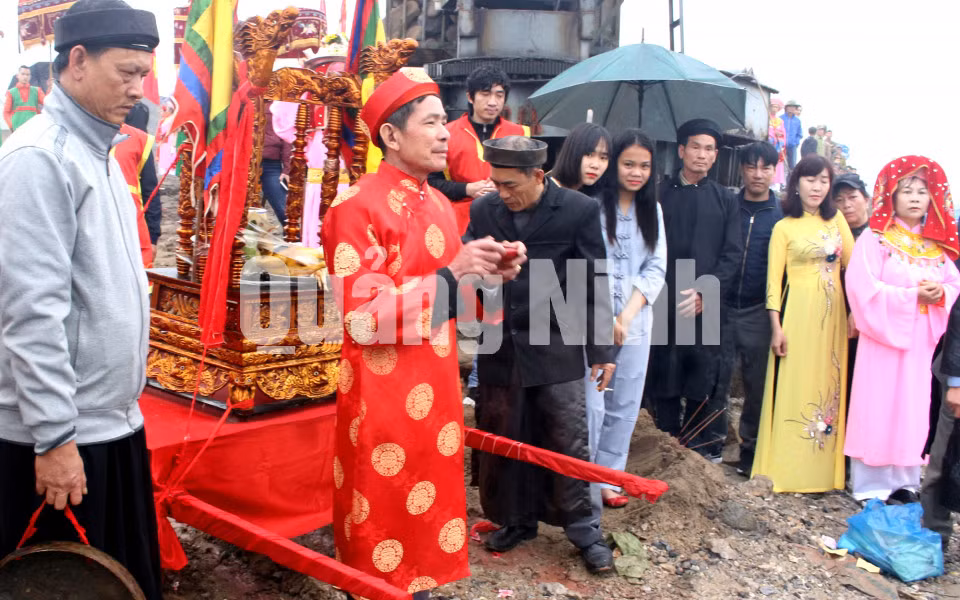 Thờ cúng các vị Đức vua, các vị quan lớn, thờ Thành Hoàng vạn cảnh canh giữ các cửa sông, cửa biển (3-2018). Ảnh: Trần Trinh (CTV)