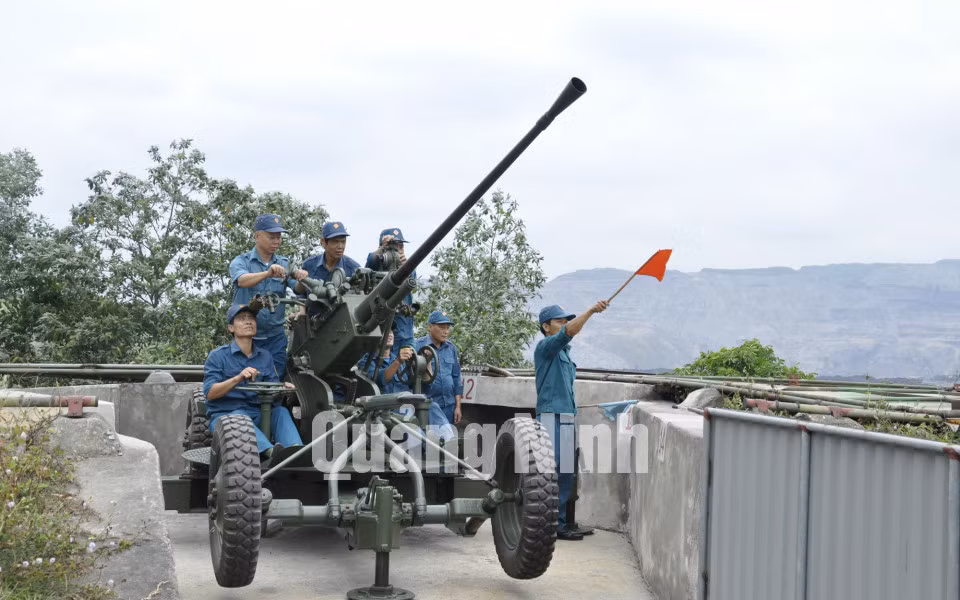 Một buổi huấn luyện tại Đại đội Pháo Phòng không 37mm thuộc Tiểu đoàn Tự vệ của Công ty. Ảnh: Trúc Linh