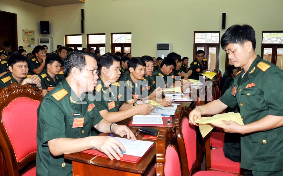 Phát phiếu bầu cử cho đại biểu.