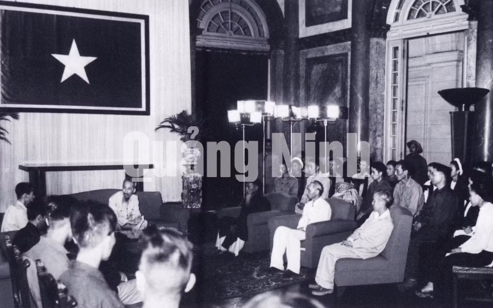 Chủ tịch Hồ Chí Minh tiếp các đoàn đại biểu đồng bào vùng mỏ Hòn Gai, Hải Phòng-Kiến An, Khu tự trị Thái-Mèo, đoàn đại biểu chiến sĩ Liên khu V tại Phủ Chủ tịch.
