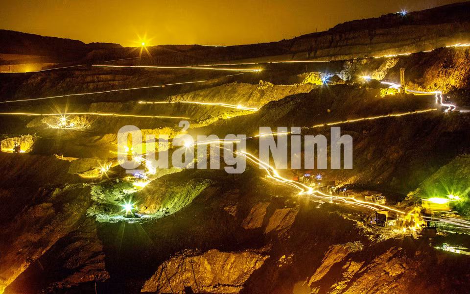 Ca đêm trên mỏ (Cọc Sáu). Ảnh: Dương Phượng Đại