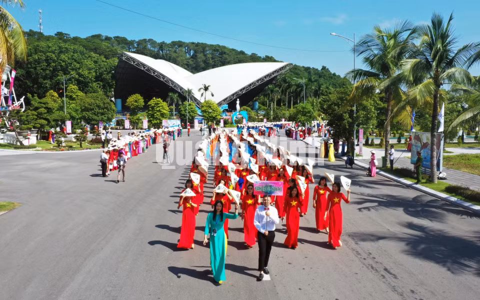 Màn diễu hành của gần 2.000 phụ nữ trong trang phục áo dài bên bờ Di sản - Kỳ quan thiên nhiên thế giới Vịnh Hạ Long (10-2020). Ảnh: Đỗ Phương