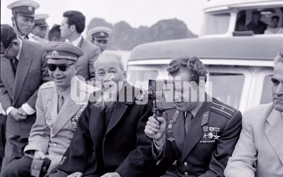 Chủ tịch Hồ Chí Minh trò chuyện cùng G.Titov và Đai sứ Liên Xô tại Việt Nam trên tầu Hải Lâm thăm Vịnh Hạ Long.