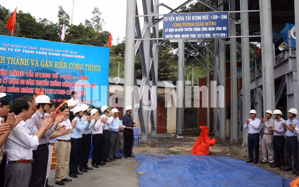 Gắn biển công trình thi công lắp đặt “Tuyến băng tải B1200 giếng nghiêng chính mức +110 đến -200”, thuộc Dự án “Đầu tư khai thác phần lò giếng mức +0/-175 khu Vàng Danh, mỏ than Vàng Danh. Ảnh: Phạm Cường