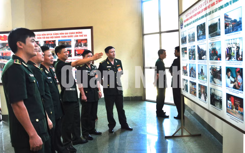 Các đại biểu tham dự Đại hội trao đổi về những thành tích mà toàn Đảng bộ đã đạt được trong nhiệm kỳ qua.