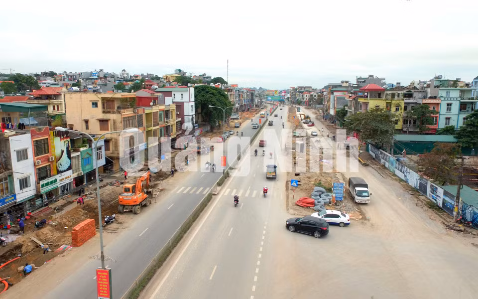 Chỉnh trang đường Nguyễn Văn Cừ (đoạn từ ngã ba Cứu Hoả đến Cầu Trắng). Ảnh: Khánh Giang