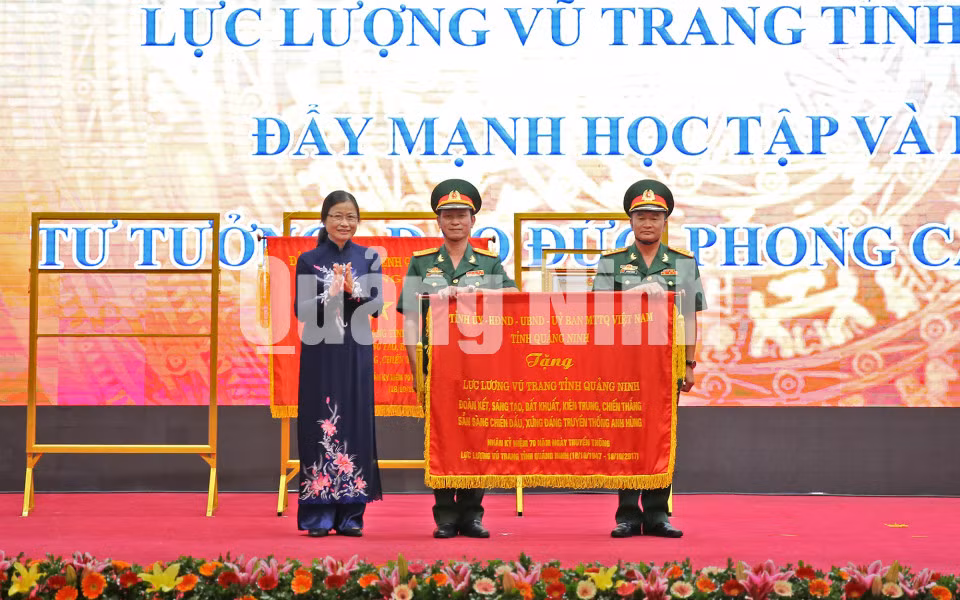 Tỉnh ủy - HĐND- UBND - Ủy ban MTTQ tỉnh tặng LLVT tỉnh bức trướng mang dòng chữ: “Đoàn kết, sáng tạo, bất khuất, kiên trung, chiến thắng; sẵn sàng chiến đấu, xứng đáng truyền thống anh hùng”.