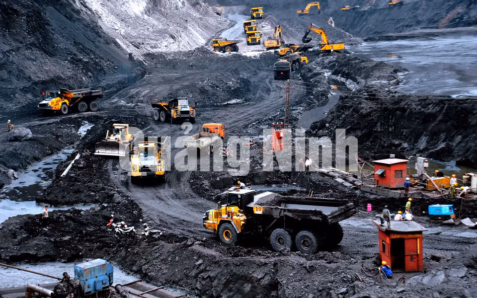 Hoạt động sản xuất, khai thác trên khai trường của Công ty CP Tthan Cọc Sáu (3-2019). Ảnh: Võ Cường (CTV)