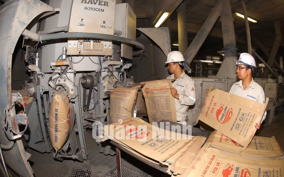 Đóng gói thành phẩm xi măng. Ảnh: Khánh Giang
