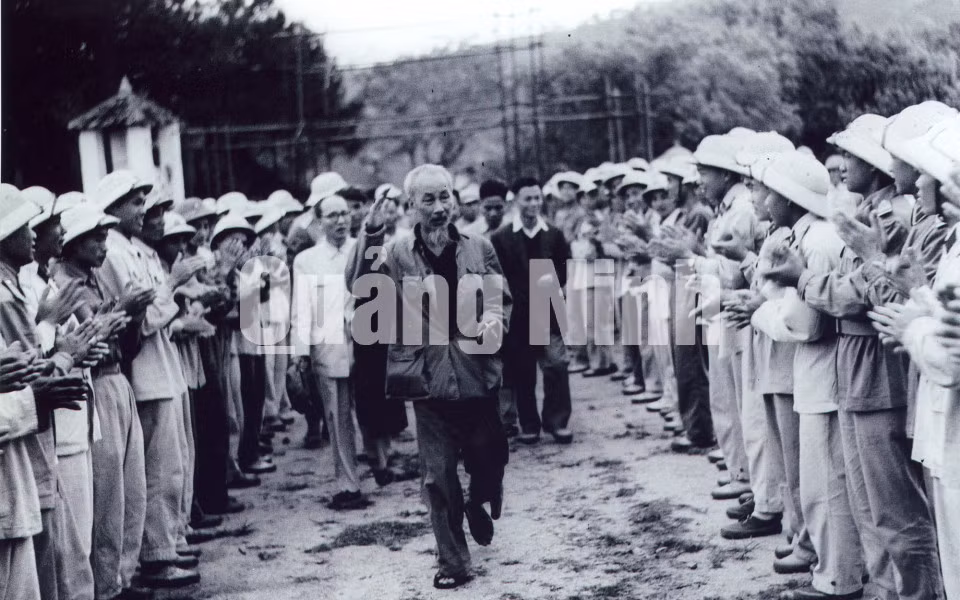 Chủ Tịch Hồ Chí Minh thăm Sở chỉ huy Trung đoàn 244.