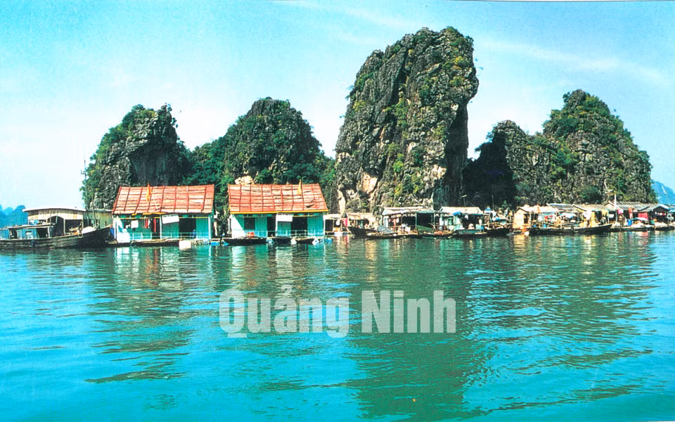 Làng chài Cửa Vạn những ngôi nhà nổi, lớp học trên biển, cảnh sinh hoạt của ngư dân vùng Vịnh... Ảnh: Nguyễn Văn Tuấn