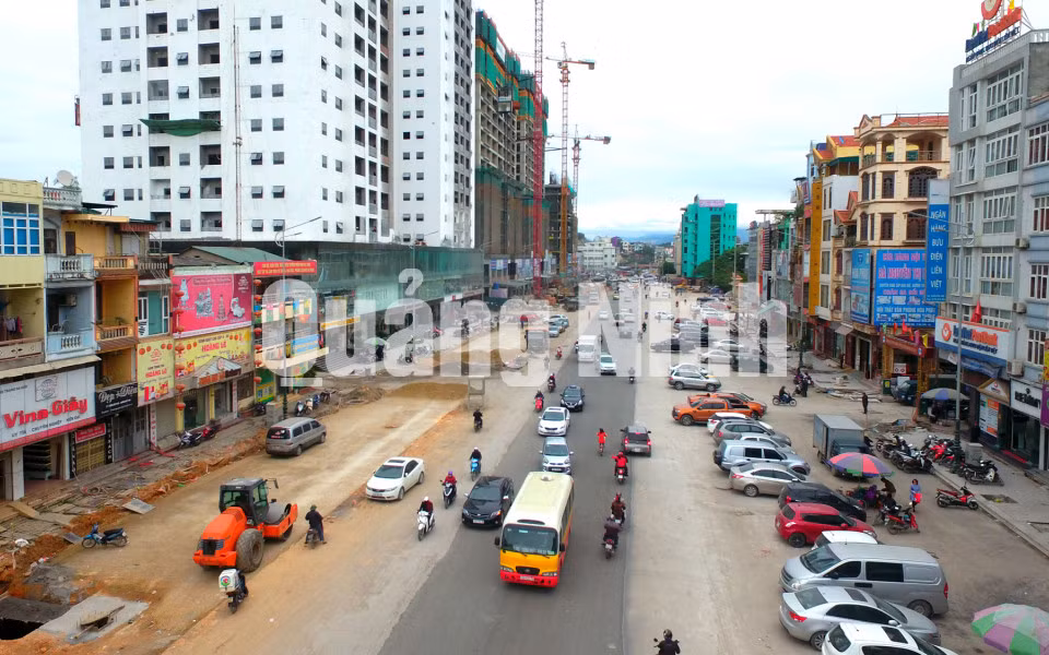 Triển khai nâng cấp, mở rộng tuyến đường Trần Hưng Đạo. Ảnh: Khánh Giang