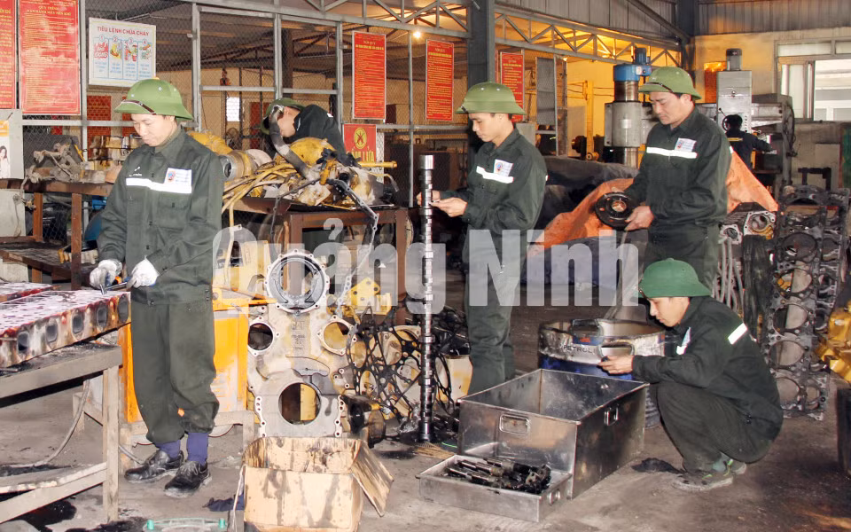 Công nhân Phân xưởng Cơ điện Công ty TNHH MTV Khai thác khoáng sản trong giờ lao động sản xuất. Ảnh: Công ty TNHH MTV Khai thác khoáng sản cung cấp