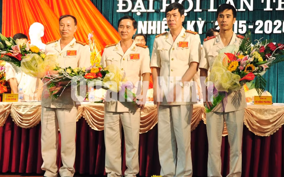Đồng chí Phí Văn Minh, Bí thư Đảng uỷ Cảnh sát PCCC tỉnh tặng hoa các đồng chí ủy viên BCH Đảng bộ nhiệm kỳ 2014-2015 không tái cử.