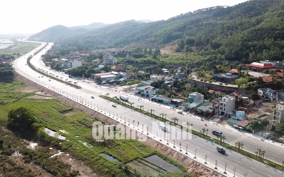 Tuyến đường 10 làn xe đầu tiên của tỉnh sau khi nâng cấp (5-2018). Ảnh: Đỗ Phương
