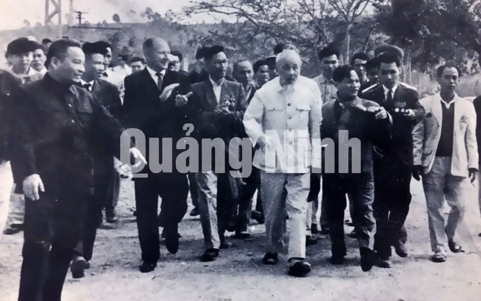 Chủ tịch Hồ Chí Minh thăm, chúc tết nhân dân Uông Bí, công nhân cồn trường xây dựng Nhà máy Điện Uông Bí, mỏ than Vàng Danh, ngày mùng 1 tết Ất Tỵ (2-2-1965).