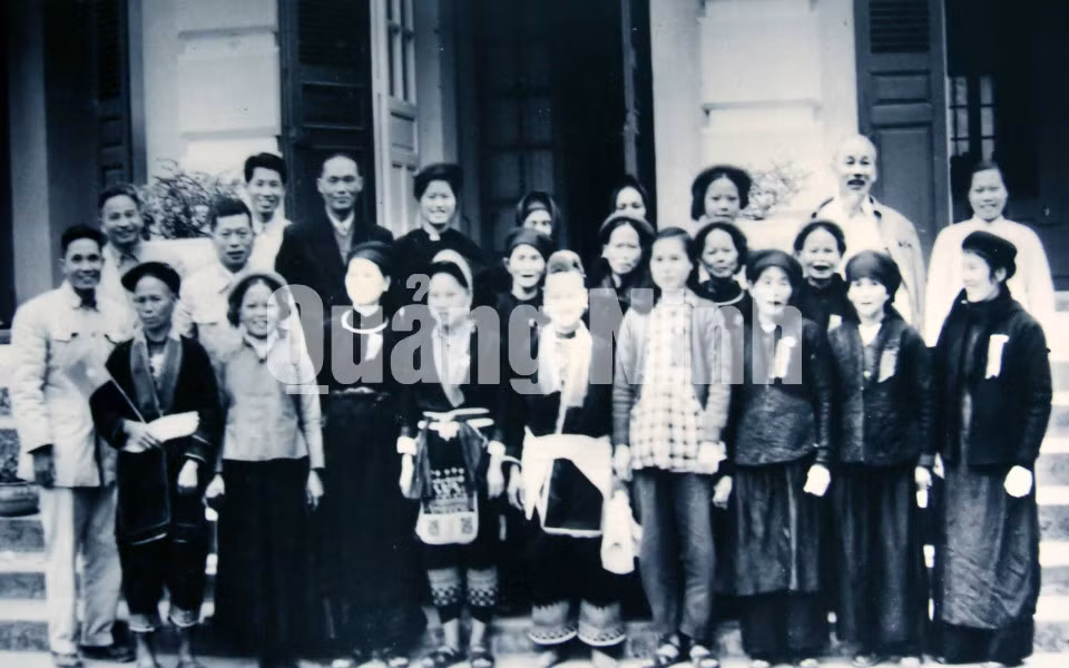Chủ tịch Hồ Chí Minh chụp ảnh lưu niệm với các đại biểu dân tộc thiểu số tỉnh Hải Ninh (2-1960).