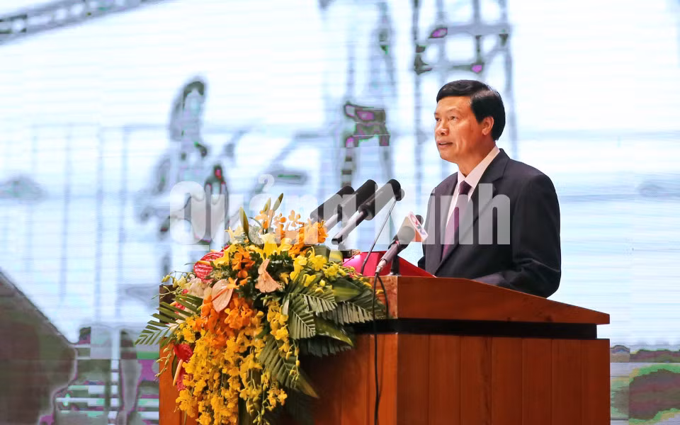 Đồng chí Nguyễn Đức Long, Phó Bí thư Tỉnh ủy, Chủ tịch UBND tỉnh, đọc diễn văn ôn lại truyền thống 70 năm xây dựng, chiến đấu và trưởng thành của LLVT tỉnh.