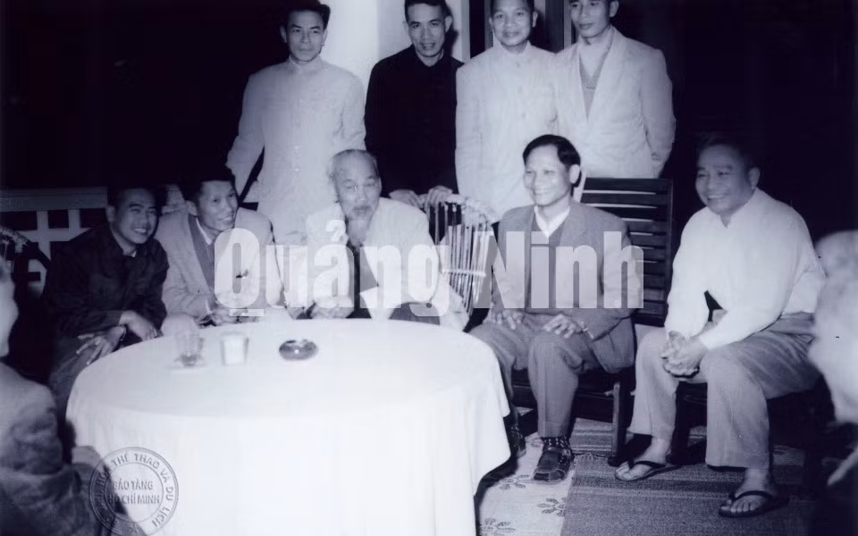 Chủ tịch Hồ Chí Minh cùng các đồng chí lãnh đạo tỉnh Quảng Ninh tại nhà khách Bãi Cháy tối 1-2-1965. Người ngồi thứ 2, phải sang là Bí thư Tỉnh ủy Nguyễn Thọ Trân. Người ngồi thứ 2, trái sang là Chủ tịch Ủy ban Hành chính tỉnh Quảng Ninh Hoàng Chính.