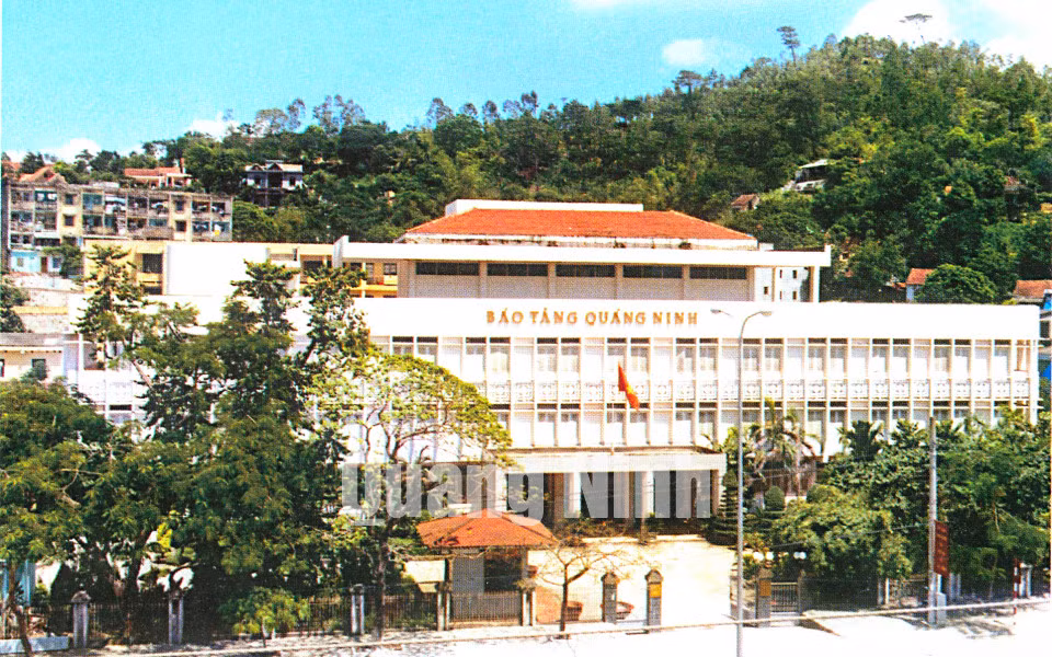Bảo tàng Quảng Ninh trước đây được đặt tại phường Hồng Hải, TP Hạ Long, nằm ngay Quốc lộ 18A, vốn rất chật chội, xuống cấp. Ảnh: Đỗ Lợi
