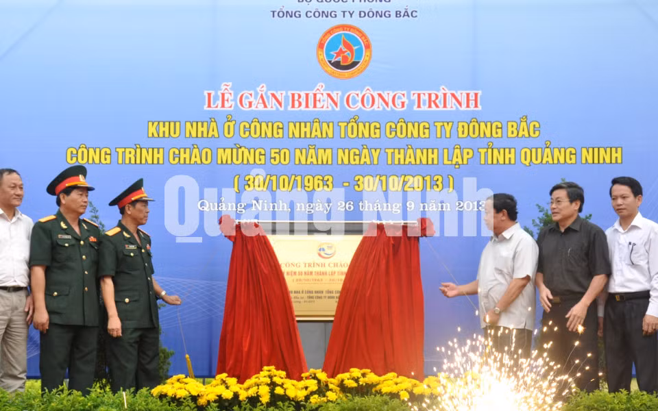 Lễ gắn biển công trình khu nhà ở cho công nhân Tổng công ty Đông Bắc (công trình chào mừng 50 năm thành lập tỉnh Quảng Ninh (30/10/1963-30/10/2013)). Ảnh: Quang Minh