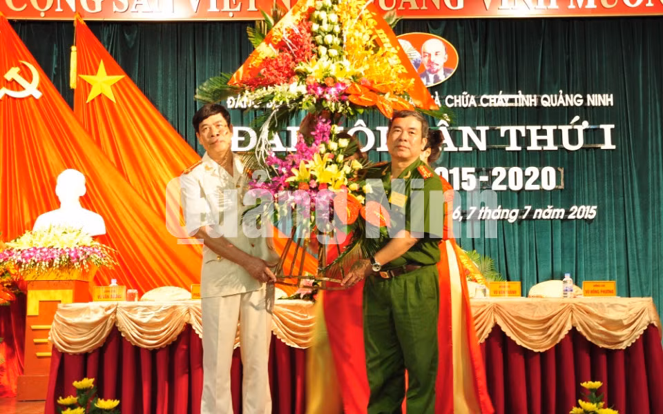 Đại tá Đoàn Hữu Thắng, Phó Cục Trưởng Cục Cảnh sát PCCC và Cứu nạn cứu hộ tặng hoa chúc mừng Đại hội.