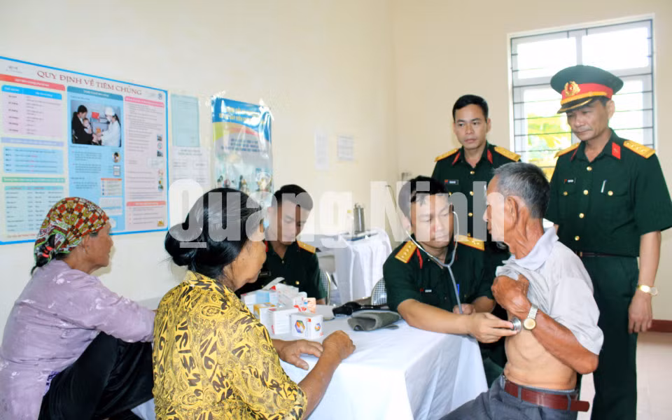 Y, bác sĩ Bệnh xá Bộ CHQS tỉnh khám, chữa bệnh cho nhân dân trên địa bàn TP Hạ Long. Ảnh: Trúc Linh