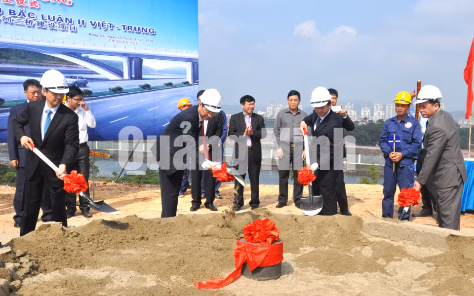 Sáng 22-11-2014, tại TP Móng Cái, UBND tỉnh đã tổ chức khởi công Dự án xây dựng cầu Bắc Luân II. Ảnh: Thái Cảnh