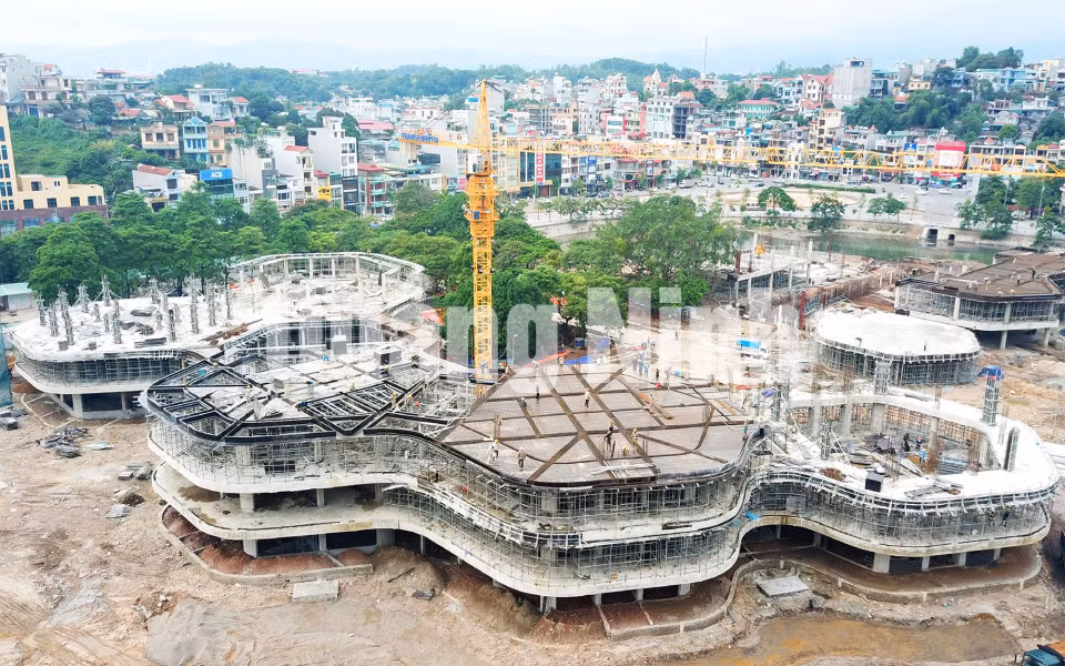 Thi công khối nhà A của công trình (8-2018). Ảnh: Đỗ Phương