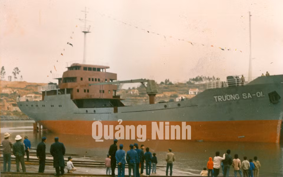 Con tàu đầu tiên trong loạt tàu Trường sa trọng tải 1000 tấn đóng mới cho Binh chủng Hải quân.