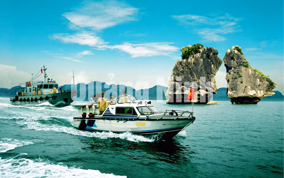 CSGT đường thủy (Công an tỉnh) tuần tra trên Vịnh (8-2018). Ảnh: Đỗ Giang