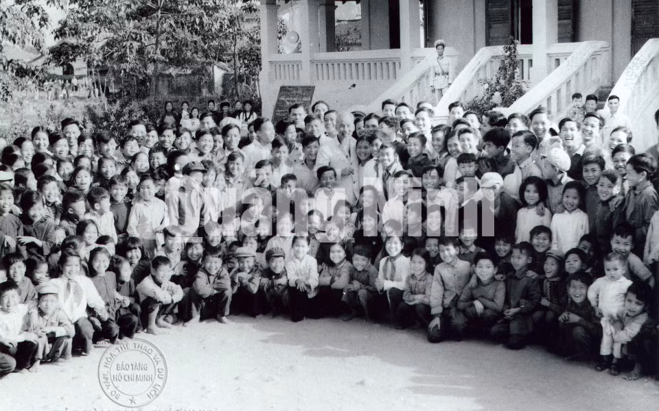 Chủ tịch Hồ Chí Minh chụp ảnh cùng giáo viên, học sinh Trường cấp I, II tỉnh Hải Ninh.
