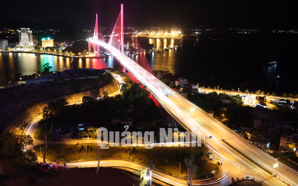 Bến phà Bãi Cháy nay được xây dựng bằng cây cầu Bãi Cháy hiện đại nối đôi bờ. Ảnh: Đỗ Khánh
