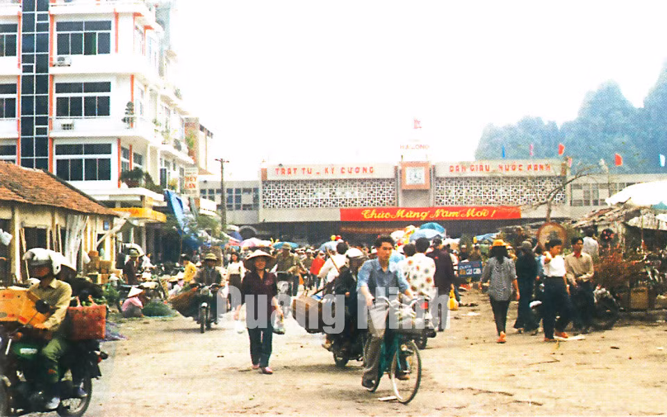 Nằm ở trung tâm TP Hạ Long, chợ Hạ Long là chợ đầu mối lớn nhất của tỉnh Quảng Ninh. (Trong ảnh: Chợ Hạ Long những năm 1990). Ảnh: Đào Xuân Cáp