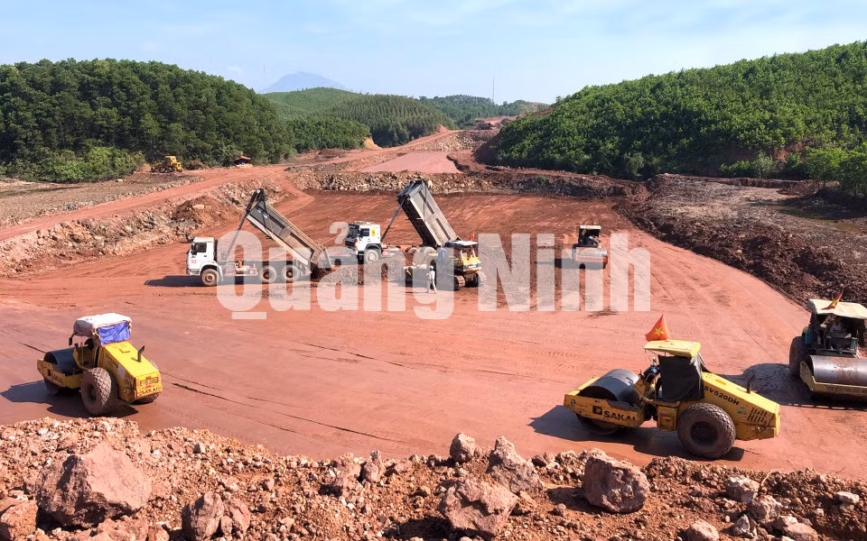 Thi công lớp nền đất đắp K95 35k (tuyến cao tốc Tiên Yên - Móng Cái) (12-2020). Ảnh: Đỗ Phương