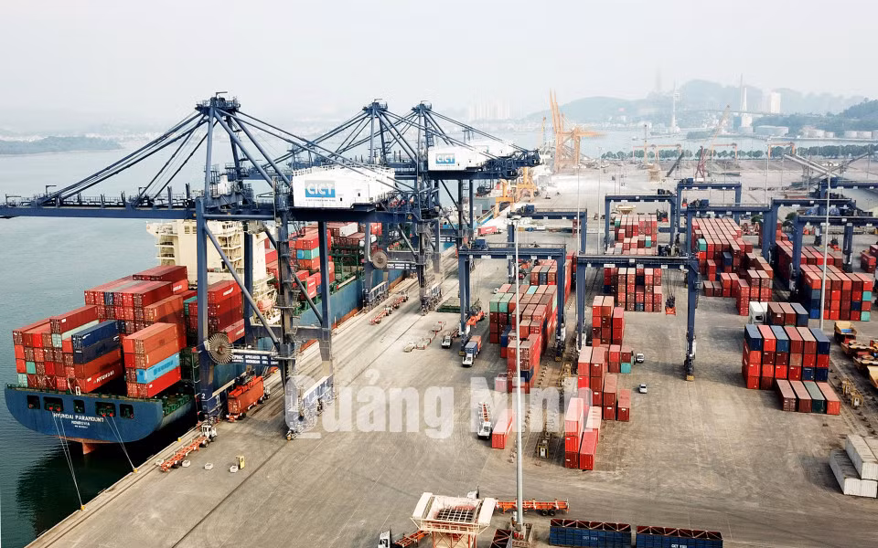 Cảng Cái Lân được đầu tư thiết bị hiện đại, đồng bộ với 4 cẩu bờ STS loại Panamax tầm với 17 hàng container (3-2019). Ảnh: Đỗ Phương