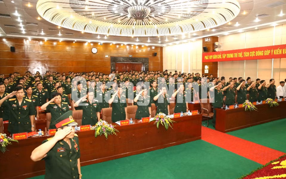 Các đại biểu làm lễ chào cờ tại Đại hội.